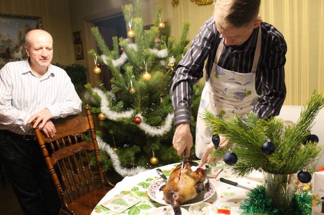 Режем Рождественскую утку