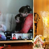 Эпизод видеоконференции: Настя занимает детей в соседней комнате