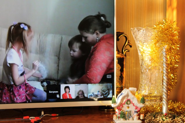 Эпизод видеоконференции: Настя занимает детей в соседней комнате