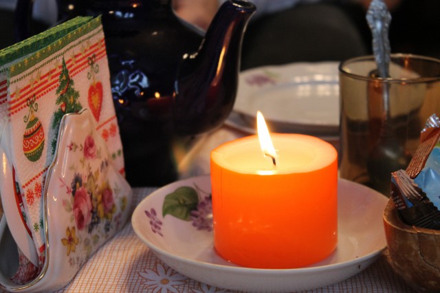 Свечка на Рождественском столе