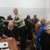 Эдуард разносит чай и сладости во время проповеди Евангелия