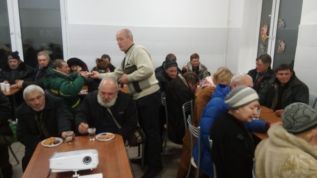 Эдуард разносит чай и сладости во время проповеди Евангелия