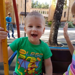 Гуляем возле корейского христианского центра в перерыве - Миша болковой и Бичукина Маша