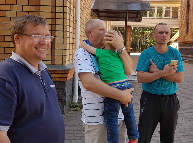 Гуляем возле корейского христианского центра в перерыве - 2