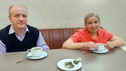 Пьём чаёк и улыбаемся перед началом служения