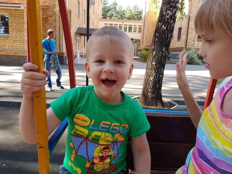 Гуляем возле корейского христианского центра в перерыве - Миша болковой и Бичукина Маша